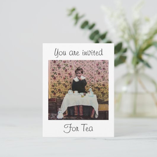 Tea Time for One  Victoriaans Little Boy Uitnodiging Briefkaart (Staand voorkant)