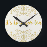 Tea Time Ronde Klok<br><div class="desc">Deze elegante maar eenvoudige klok zal je altijd vertellen hoe laat het echt is! Het is een geweldig cadeau voor iedereen die houdt van een goede kop thee,  of die een theewinkel heeft. Bestellen is veilig,  eenvoudig,  snel en leuk. Like ons: facebook.com/ShopJandL Bekijk al onze winkels op Zazzle!</div>