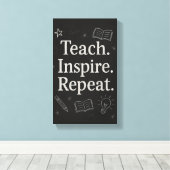 Teach Inspire Repeat – Vetgedrukte schoolbordleraa Canvas Afdruk (Insitu (Houten vloer))