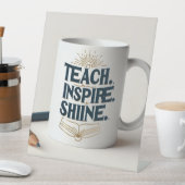 Teach. Inspire. Shine. Teacher Mug Reclamebord Met Voetstuk (Insitu)