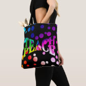 TEACH PEACE Rainbow Graphic op Polka Dots Tote Bag (Dichtbij)