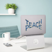 Teach Peace Sticker (Laptop op bureau)