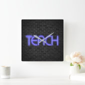 TEACH-tekst in neonverlichting op baksteenmuur Vierkante Klok (Huis)