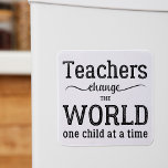 Teacher inspirerend typografie script quote magneet<br><div class="desc">"Teacher change the world one child at a time",  letterlijke tekst in zwart-wit. Houd er rekening mee dat de achtergrondkleur kan worden gewijzigd (nadat u de optie AANPASSEN hebt geselecteerd).</div>