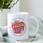 Teacher Life Wake Teach School gepersonaliseerde n Koffiemok<br><div class="desc">Teacher Life Wake Up Teach School Personalized Name Coffee Mok heeft een rode appel versierd met groovy bloemetjes met de retro tekst "lerarenleven" met de tekst "Wake up, teach kinder, be geweldige" hieronder in de hedendaagse scripttypografie en gepersonaliseerd met uw aangepaste naam. Ideaal voor uw favoriete docent voor de waardering...</div>