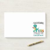 Teachersaurus leraar humor met kleine dinosauriërs post-it® notes (Op bureau)