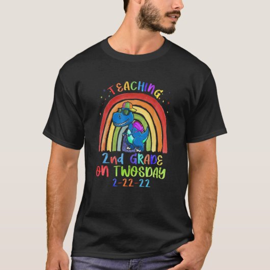 Teaching 2Nd Grade On Twosday 2-22-22 Rainbow Dino T-shirt (Voorkant)