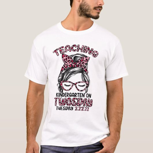 Teaching Kindergarten On Twosday Tuesday 2-22-22 M T-shirt (Voorkant)