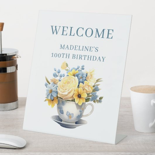 Teacup Geel Blauw Bloemen 100ste Verjaardag Welkom Reclamebord Met Voetstuk (Insitu)