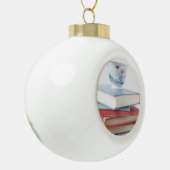 Teacup op boekstapel keramische bal ornament (Links)