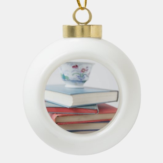Teacup op boekstapel keramische bal ornament (Voorkant)