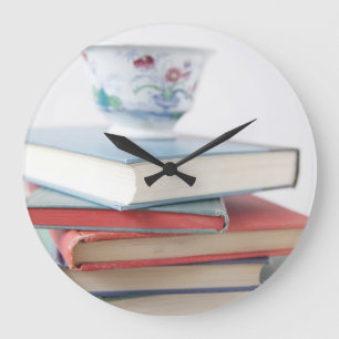 Teacup op de klok van de boekstapel
