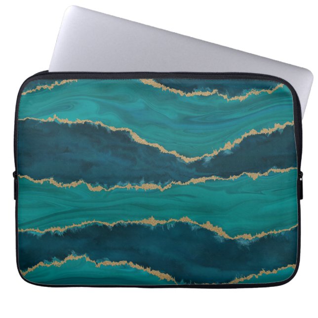 Teal Agate Golven – Abstract Marmer met Goud Laptop Sleeve (Voorkant)