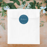 Teal Blue Stylized Wedding Thank You Ronde Sticker<br><div class="desc">Versier uw bruiloft gunst verpakking met deze ronde stickers die een blauwgroen blauwe kleur met wit,  gestileerd script. Personaliseer uw stickers door bruid- en bruidegomnamen en trouwdatum te vervangen door uw eigen. Selecteer de grootte van uw sticker.</div>