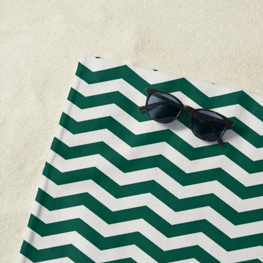 Teal groene Chevron zigzag streeppatroon Strandlaken (In situ)
