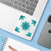 Tealbladge-mandaladesign op donker cyaan sticker (Laptop met iPhone)