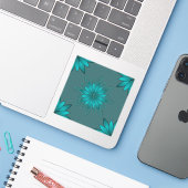 Tealbladge-mandaladesign op donker cyaan sticker (Laptop met iPhone)