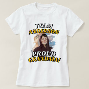 Team [Achternaam] Trots Oma Afstudeerfoto T-shirt