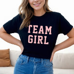 Team Baby Girl Blush Roze Baby Genderfeest T-shirt<br><div class="desc">Licht roze,  sportief "Team Girl"-damestoestel in zwart opschrift</div>