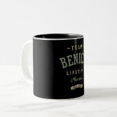 Team Benicio Lifetime Lid Persoonlijke naam Tweekleurige Koffiemok (Voorkant links)