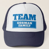 Team blauw gepersonaliseerde teamnaam of familiena trucker pet (Voorkant)
