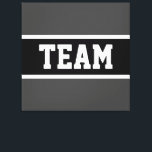 TEAM Bold Athletic Donkergrijs Zwart Wit Strepen Canvas Afdruk<br><div class="desc">Dit atletische ontwerp is voorzien van gedurfde TEAMTEKST in een gemarkeerde brede zwarte streep met witte strepen tegen donkergrijze achtergrondstrepen. De tekst kan worden gepersonaliseerd.</div>