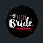 Team Bride Bachelorette Party Wedding Button<br><div class="desc">Knop voor teambruid. Perfect voor vrijgezellenfeest en vrijgezellenfeest accessoires voor de bruiloft. Marineblauw,  wit en roze met diamant en kleine hartjes. De achtergrondkleur kan aan uw gewenst kleurenthema worden aangepast. Deze pin is voor de bruidsmeisje,  bruidsmeisje,  familie en vrienden van de bruid.</div>