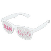Team Bride Classy Pink Script Retro Zonnebril (Gekanteld)
