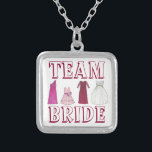 TEAM BRIDE Dress Wedding Party Bridesmaid Ketting<br><div class="desc">Het ketting kenmerkt een originele tellersillustratie van een rij van bruidspartijjurken,  met BRIDE van het TEAM in een leuke doopvont. Een geweldig cadeau voor een bruidfeestje!</div>
