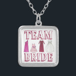 TEAM BRIDE Dress Wedding Party Bridesmaid Ketting<br><div class="desc">Het ketting kenmerkt een originele tellersillustratie van een rij van bruidspartijjurken,  met BRIDE van het TEAM in een leuke doopvont. Een geweldig cadeau voor een bruidfeestje!</div>