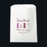 TEAM BRIDE Gown Wedding Vrijgezellenfeest Bachelor Bedankzakje<br><div class="desc">Pas je aan met je informatie! De tas heeft een originele markeerafbeelding van een rij van de bendeleiders die de gowns begeleiden (bruidsmeisje, bloemmeisje, moeder-van-de-bruid/bruidegom, en trouwjurk). Eenvoudig personaliseer voor een uniek vrijgezellenfeest, een bacheloretfeestje, of een cadeau van een bruiloft. Deze afbeelding is ook beschikbaar op andere producten. Zie je...</div>