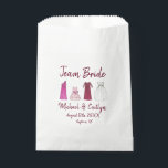 TEAM BRIDE Gown Wedding Vrijgezellenfeest Bachelor Bedankzakje<br><div class="desc">Pas je aan met je informatie! De tas heeft een originele markeerafbeelding van een rij van de bendeleiders die de gowns begeleiden (bruidsmeisje, bloemmeisje, moeder-van-de-bruid/bruidegom, en trouwjurk). Eenvoudig personaliseer voor een uniek vrijgezellenfeest, een bacheloretfeestje, of een cadeau van een bruiloft. Deze afbeelding is ook beschikbaar op andere producten. Zie je...</div>