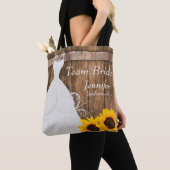 Team Bride in Rustige zonnebloemstijl Tote Bag (Dichtbij)