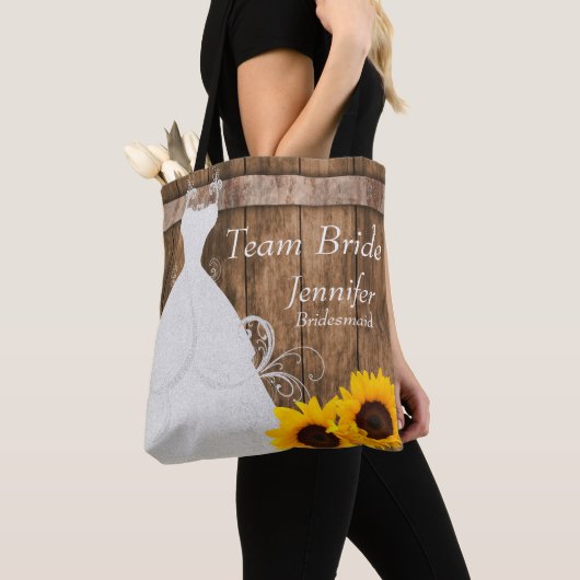Team Bride in Rustige zonnebloemstijl Tote Bag (Dichtbij)