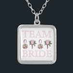 TEAM BRIDE Pink Rose Wedding Bridesmaid Ketting<br><div class="desc">Het ketting heeft een originele markeringsillustratie van een rij met huwelijksthema's,  inclusief een boutniere en rozenbouquet,  met TEAM BRIDE in een leuk lettertype. Een geweldig cadeau voor bruidsmeisje/bruidfeest!</div>