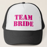 TEAM BRIDE roze bachelorette-trucker Trucker Pet<br><div class="desc">TEAM BRIDE neonroze en zwarte bachelorette partijtrucker hats. Koel bruiloft accessoires en partijbenodigdheden voor bruid en bruidentourage. Aangepaste petten met  typografie-sjabloon voor bruidsbemanning. Maak je eigen petten voor bruidsmeisjes,  dienstmeisje,  vrienden,  zus,  enzovoort. Cool prop voor meisjes 's nachts of 's weekendreis.</div>