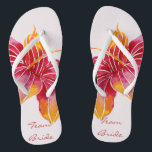 Team Bride | Teenslippers van Floral Hawaiian<br><div class="desc">NewparkLane - Bereid je voor op de zomer met deze elegante kleurrijke teenslippers, met een exotische Hawaiian Hibiscus-bloem in rood, roze en oranje, met 'Team Bride' in elegante scripttypografie. Een leuk en kleurrijk bohemisch thema voor een doelbruiloft. Eenvoudig aan te passen in Zazzle met uw eigen tekst voor een gepersonaliseerd...</div>