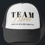 TEAM BRIDE TRUCKER PET<br><div class="desc">Moderne vormgeving voor de klassieke bachelorette. Goud effect met ruimte voor de bruidsnaam. Deel van een collectie.</div>