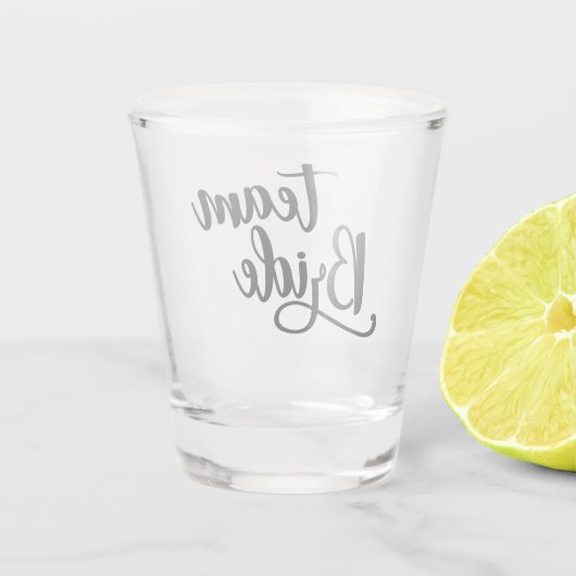 Team Bride typografie met harten bruiloft Shot Glas (Achterkant)