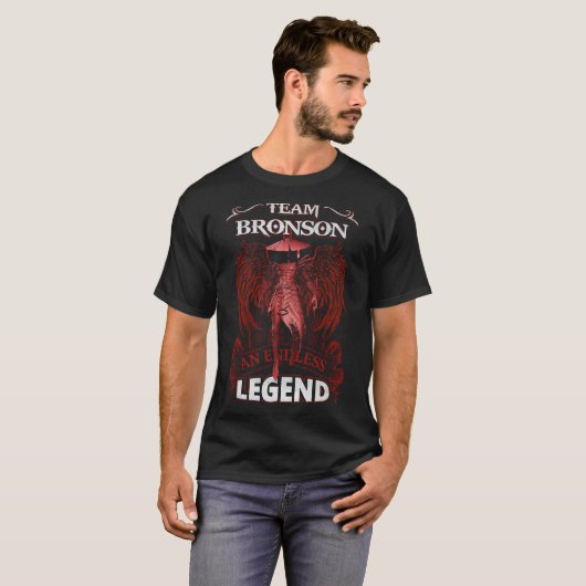 Team BRONSON - Een eindeloze LEGEND T-shirt (Voorkant volledig)