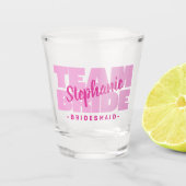 Team Bruid Bruidsmeisje Naam Roze Favor Shot Glas (Voorkant)
