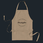 Team Bruidegom Persoonlijke Bruidsjonker Standaard Schort<br><div class="desc">Vier het team van de bruidegom stijlvol met het gepersonaliseerde apron voor de bruidsjonkers van Team Bruidegom. Dit op maat gemaakte apron is de perfecte accessoire voor de bruidsjonkers of een ander lid van de bruiloftpartij, wat een persoonlijke touch en een gevoel van saamhorigheid toevoegt tijdens de voorbereidingen en festiviteiten...</div>