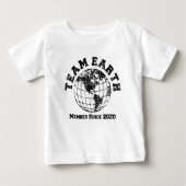 Team Earth Member Sinds 2020 Baby Bodysuit (Voorkant)