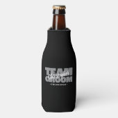 Team Groom Groomsman Naam Bruiloft Party Zwart Bie Flesjeskoeler (Fles Voorkant)
