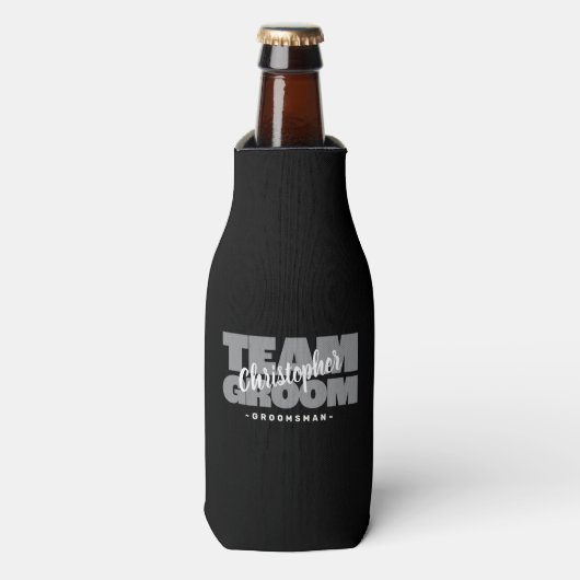 Team Groom Groomsman Naam Bruiloft Party Zwart Bie Flesjeskoeler (Fles Voorkant)