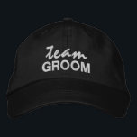 Team GROOM leuke noviteit zwart schrift bruidsfees Geborduurde Pet<br><div class="desc">Vier het uit met deze op maat gemaakte team GROOM geborduurde baseballpet. Perfect voor iedereen in je bruidsfeest.</div>