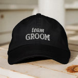 Team Groom Moderne Eenvoudige Typografie Huwelijk Geborduurde Pet<br><div class="desc">Team Groom eenvoudige typografie.</div>