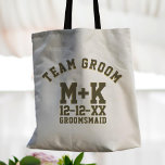 Team Groom Sporty Groomsmaid Wedding Canvas tas<br><div class="desc">Alle Groomsmaïden zullen hun speciale bruiloft tas nodig hebben om hun trouwspullen in te zetten. Voeg haar naam,  je initialen en trouwdatum toe en laat haar het vullen met spullen.</div>