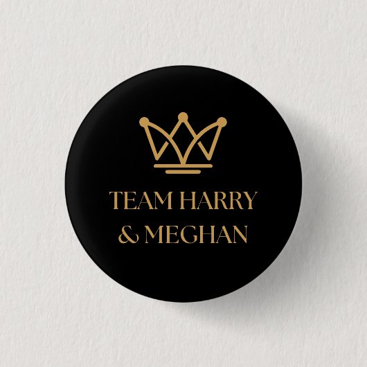 TEAM HARRY & MEGHAN MET GOUDEN KROON RONDE BUTTON 3,2 CM (Voorkant)