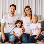 Team Meisje Roze Ballon Geslacht Onthullen Familie T-shirt<br><div class="desc">Onthul de Surprise: Verhoog uw gender reveal baby shower met Pink and Blue Balloon invite & decor collectie. Versierd met grillige script fonts en delicate gouden vlekken, de betoverende uitnodigingen, bewegwijzering, en decor zetten het podium voor een magische viering. Laat de vreugdevolle anticipatie tot leven komen terwijl je je geliefden...</div>